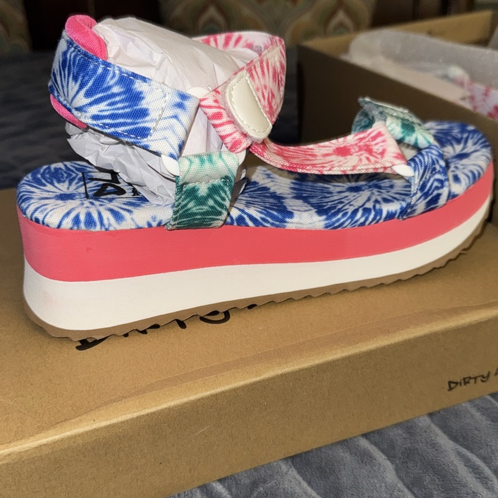 NWT Size 8 sandals by dirty laundry